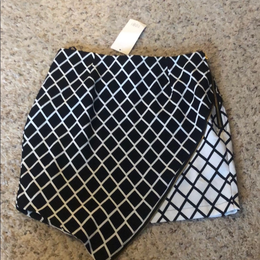 Black and white pattern mini skirt